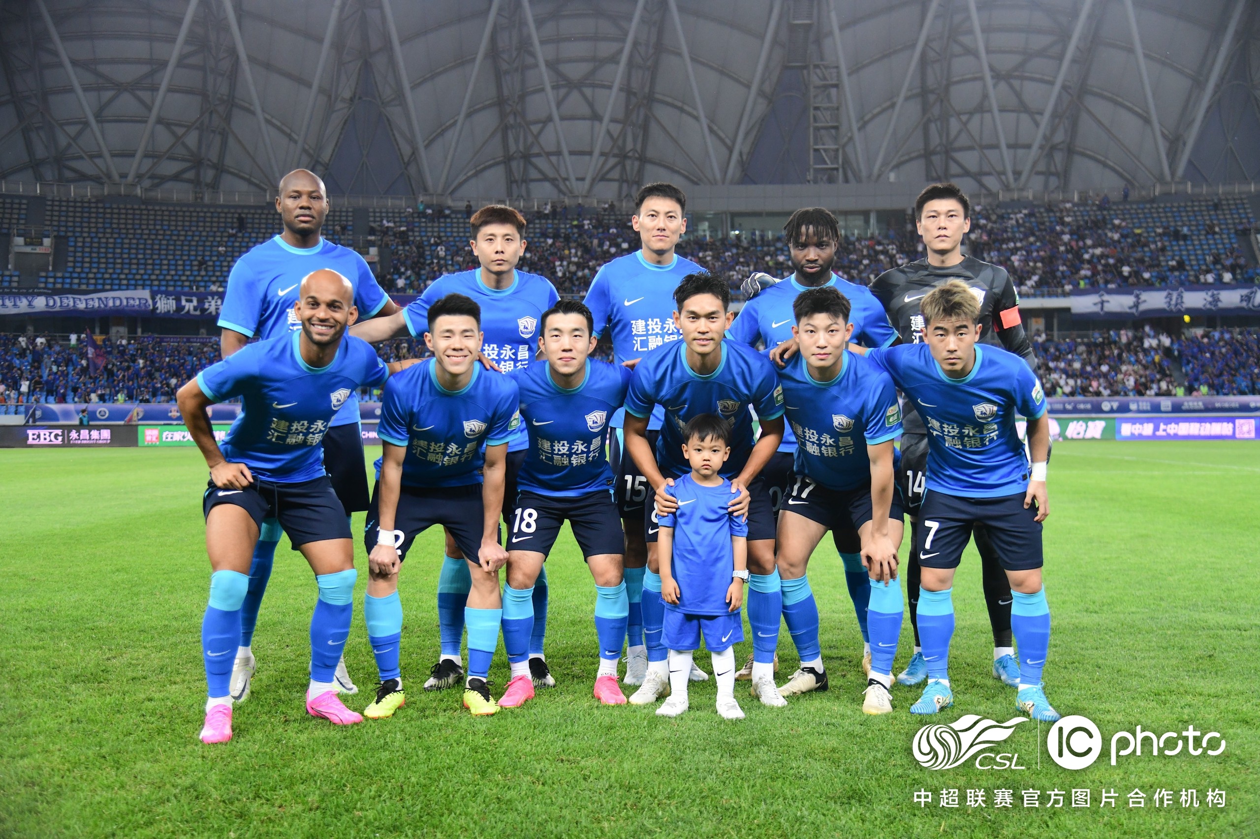 九游体育下载包含清晨突围战来临，成都蓉城围绕英超远射贴柱，质疑声仍在，阵容厚度经受考验的词条